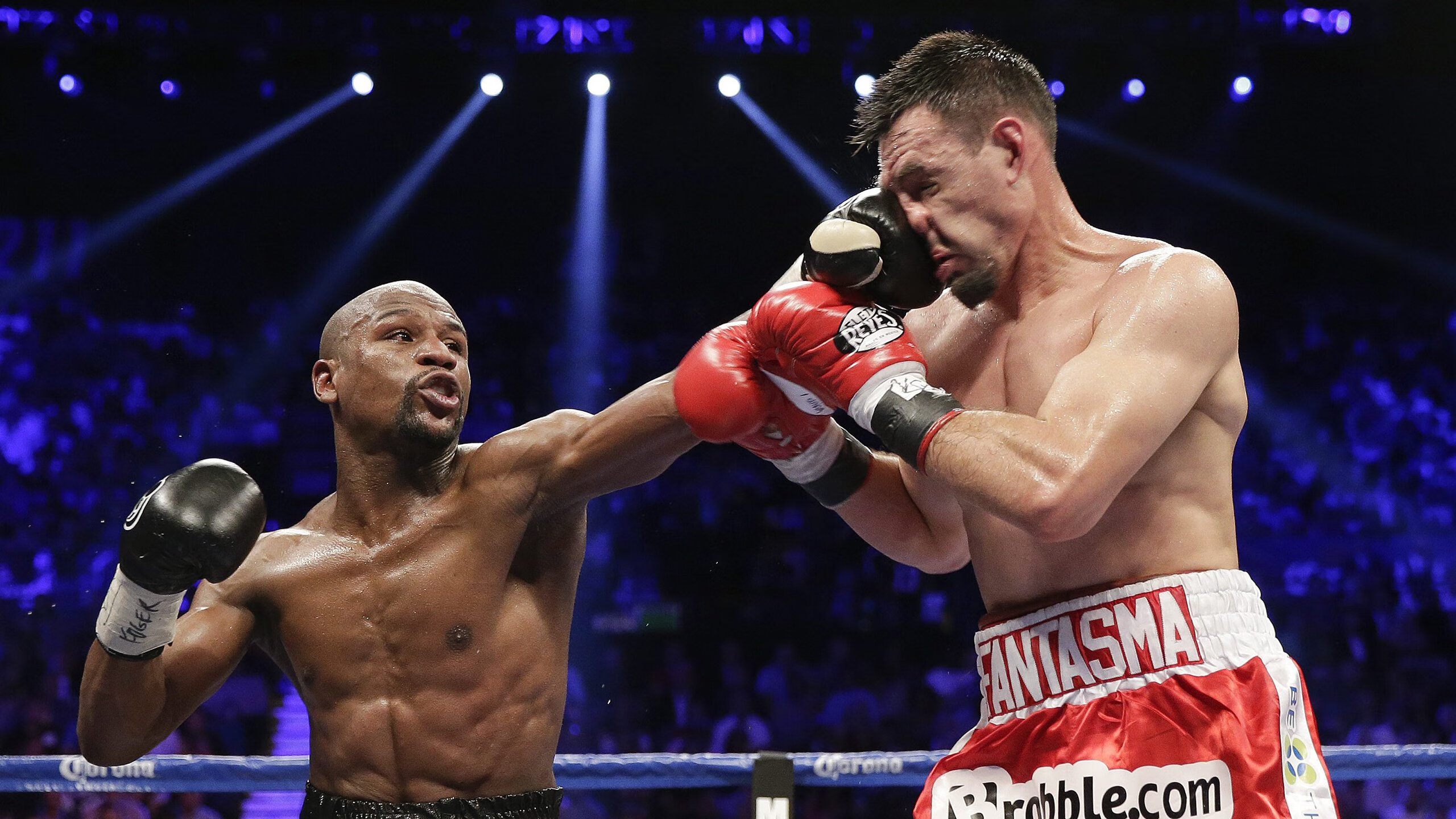 球迷见面会现场热情高涨加强俱乐部与粉丝联系，足球球迷见面会英文作文